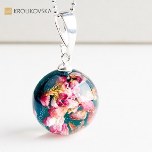 Naszyjnik z prawdziwymi kwiatami – wyjątkowa biżuteria artystyczna.