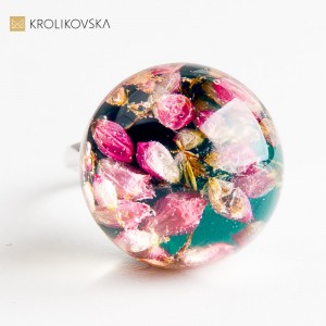 Pierścionek z kwiatem w żywicy – unikatowa ozdoba dla niej1