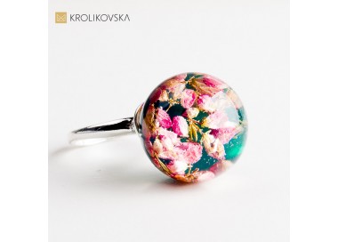 Pierścionek z kwiatem w żywicy – unikatowa ozdoba dla niej