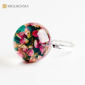Pierścionek z kwiatem w żywicy – unikatowa ozdoba dla niej