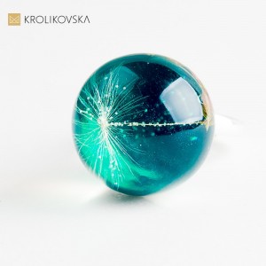 Biżuteria z  dmuchawcem zatopionymi w żywicy – autorska biżuteria na prezent