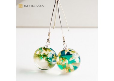 Biżuteria z naturalnymi kwiatami w żywicy – małe dzieła sztuki.