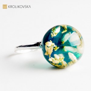 Ręcznie robiona biżuteria z prawdziwymi kwiatami – prezent z naturą w środku.1