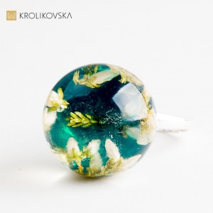 Ręcznie robiona biżuteria z prawdziwymi kwiatami – prezent z naturą w środku.