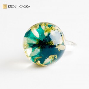 Ręcznie robiona biżuteria z prawdziwymi kwiatami – prezent z naturą w środku.