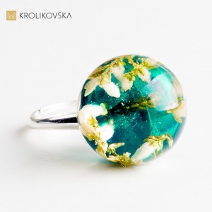 Ręcznie robiona biżuteria z prawdziwymi kwiatami – prezent z naturą w środku.