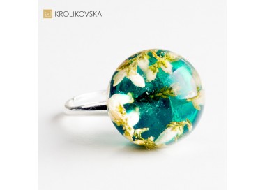 Ręcznie robiona biżuteria z prawdziwymi kwiatami – prezent z naturą w środku.
