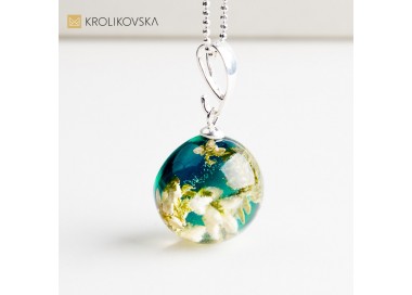Artystyczna biżuteria z prawdziwymi kwiatami – unikatowy prezent.