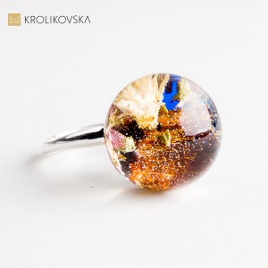 Biżuteria z prawdziwym kwiatem – autorski prezent dla niej.