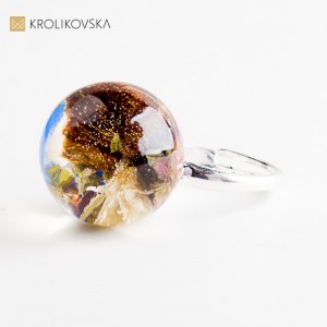 Biżuteria z prawdziwym kwiatem – autorski prezent dla niej.