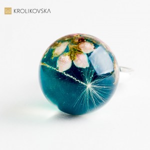 Biżuteria z roślin zatopionych w żywicy – artystyczny prezent dla niej.