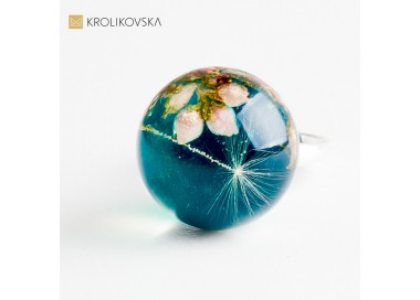 Biżuteria z roślin zatopionych w żywicy – artystyczny prezent dla niej.