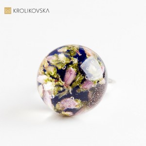 Biżuteria z leśnymi roślinami w żywicy – artystyczna biżuteria na prezent.1