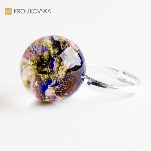 Biżuteria z leśnymi roślinami w żywicy – artystyczna biżuteria na prezent.