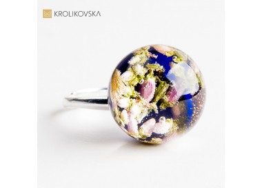 Biżuteria z leśnymi roślinami w żywicy – artystyczna biżuteria na prezent.