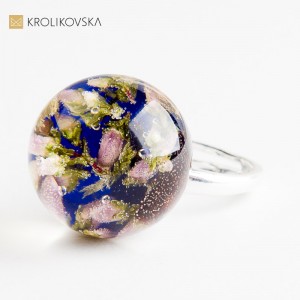 Biżuteria z leśnymi roślinami w żywicy – artystyczna biżuteria na prezent.