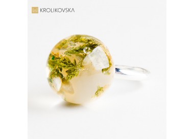 Biżuteria z liśćmi i roślinami w żywicy – unikatowe rękodzieło.
