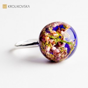 Biżuteria z wrzosem w żywicy – autorska biżuteria artystyczna.