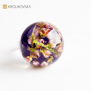 Biżuteria z wrzosem w żywicy – autorska biżuteria artystyczna.