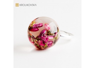 Biżuteria z prawdziwym kwiatem – romantyczny prezent dla ukochanej.