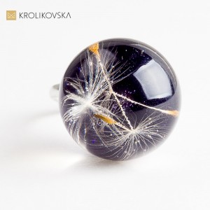 Biżuteria z kwiatami w żywicy – prezent dla żony na rocznicę.