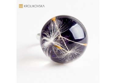 Biżuteria z kwiatami w żywicy – prezent dla żony na rocznicę.