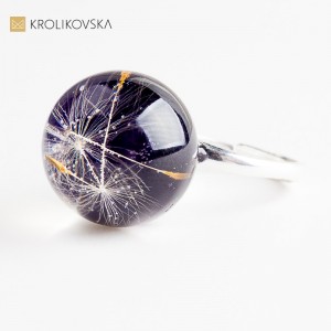 Biżuteria z kwiatami w żywicy – prezent dla żony na rocznicę.