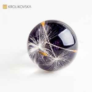 Biżuteria z kwiatami w żywicy – prezent dla żony na rocznicę.