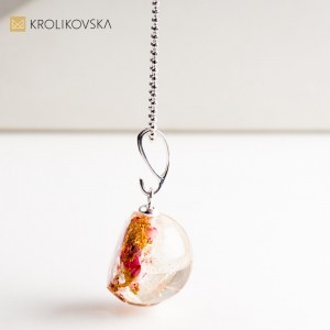 Unikatowa biżuteria z kwiatami – prezent dla kobiety, która ceni rękodzieło.