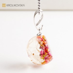 Unikatowa biżuteria z kwiatami – prezent dla kobiety, która ceni rękodzieło.