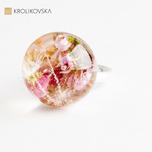 Biżuteria z kwiatami i srebrem – elegancki prezent dla kobiety.