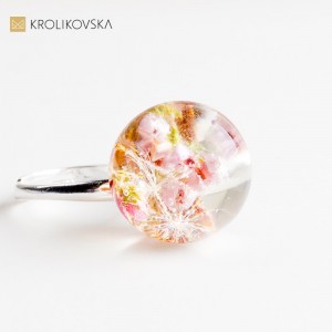Biżuteria z kwiatami i srebrem – elegancki prezent dla kobiety.