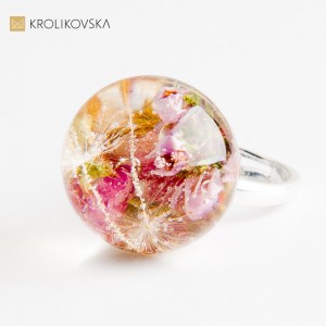 Biżuteria z kwiatami i srebrem – elegancki prezent dla kobiety.