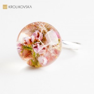 Biżuteria z kwiatami i srebrem – elegancki prezent dla kobiety.
