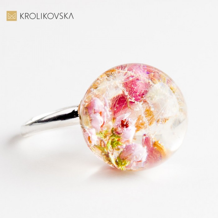 Biżuteria z kwiatami i srebrem – elegancki prezent dla kobiety.
