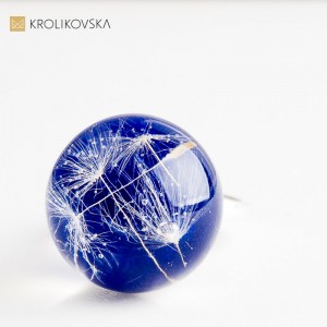 Artystyczna biżuteria z naturą w środku – wyjątkowy pomysł na prezent.