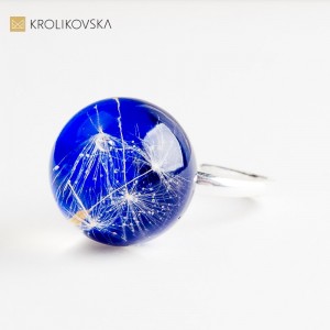 Artystyczna biżuteria z naturą w środku – wyjątkowy pomysł na prezent.