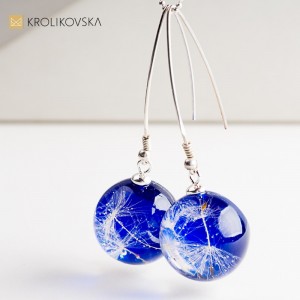 Biżuteria z prawdziwymi kwiatami – piękno natury zamknięte w żywicy.