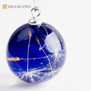 Biżuteria z prawdziwymi roślinami – fragment natury zachowany na zawsze.