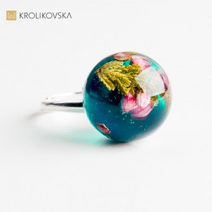 Biżuteria z prawdziwym kwiatem – autorska opowieść zamknięta w żywicy.