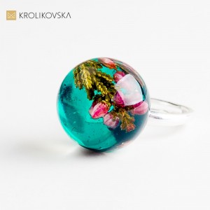 Biżuteria z prawdziwym kwiatem – autorska opowieść zamknięta w żywicy.