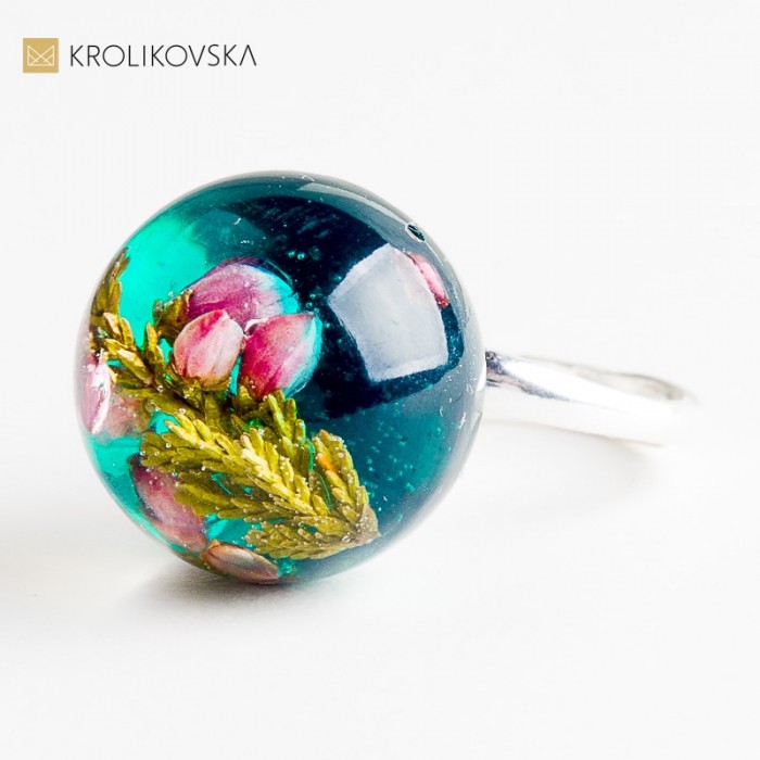 Biżuteria z prawdziwym kwiatem – autorska opowieść zamknięta w żywicy.