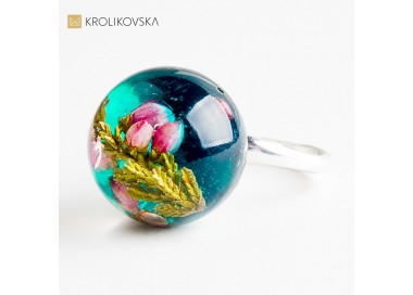 Biżuteria z prawdziwym kwiatem – autorska opowieść zamknięta w żywicy.