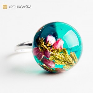 Biżuteria z prawdziwym kwiatem – autorska opowieść zamknięta w żywicy.