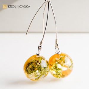 Biżuteria z kwiatami i roślinami – rękodzieło inspirowane naturą.