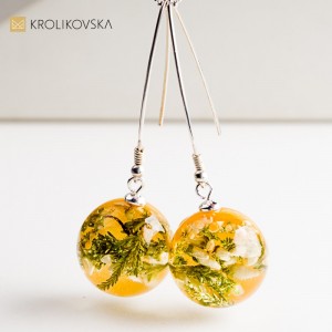 Biżuteria z kwiatami i roślinami – rękodzieło inspirowane naturą.