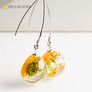 Biżuteria z kwiatami i roślinami – rękodzieło inspirowane naturą.