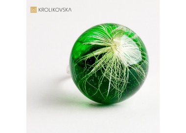 Pierścionek z suszonym kwiatem – niepowtarzalny prezent dla kobiety.