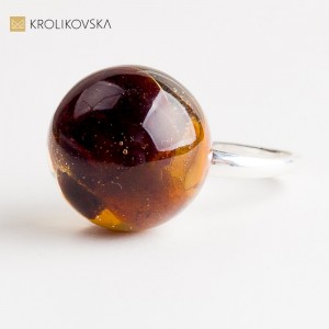 Pierścionek z bursztynowym motywem – wyjątkowa biżuteria damska
