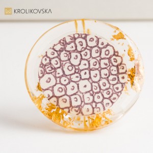 Ręcznie malowany pierścionek damski – niepowtarzalna grafika w biżuterii.
